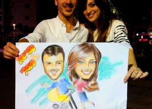 ציור קריקטורה כמתנה לכל המשפחה מאירוע החתונה, מעבירת אטרקציית הקריקטורות בתאל הקריקטוריסטית