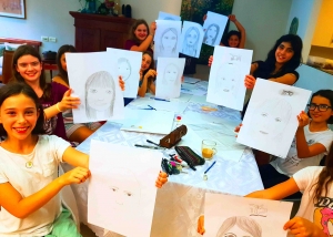 שיעורי ציור לילדים בקבוצות גדולות, לומדים איך לצייר מבנה פנים וקריקטורה