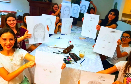 שיעורי ציור לילדים בקבוצות גדולות, לומדים איך לצייר מבנה פנים וקריקטורה